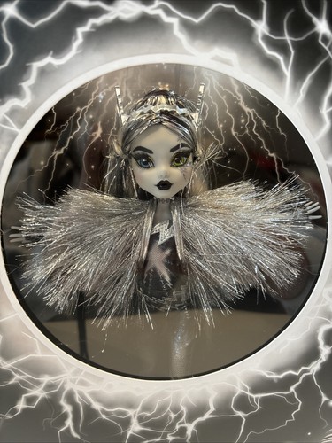 Monster High Frankie Stein SDCC San Diego Comic Con 2022 Voltageous BNIB - Picture 2 of 11
