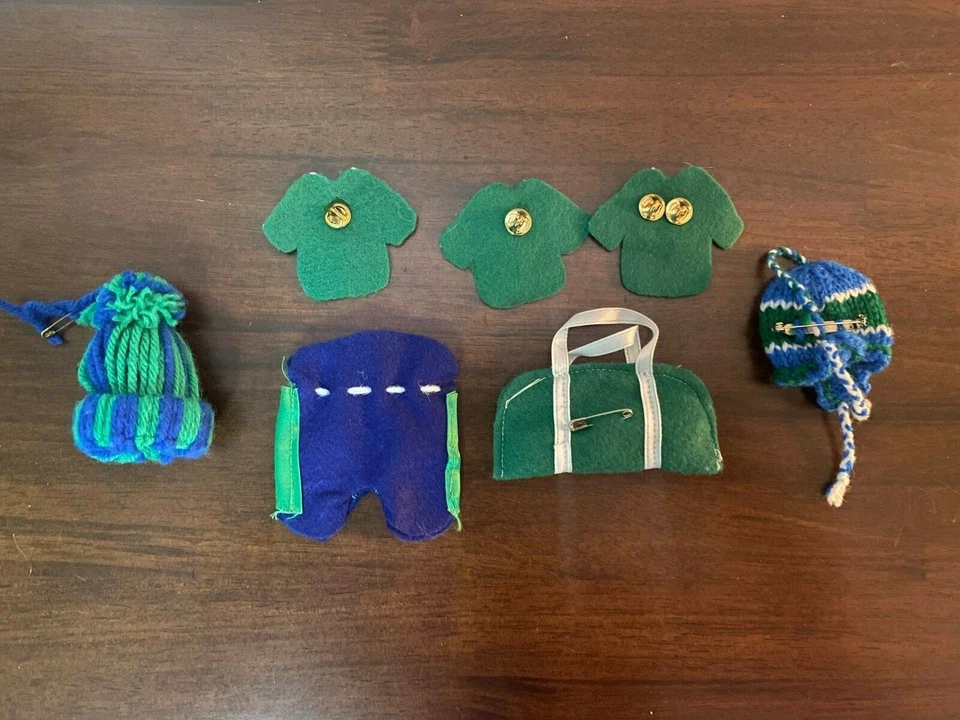 НОВЫЙ лот из 7 хоккейных спортивных булавок, включая номера футболок, брюки, сумка и шляпы - Изображение 2 из 2