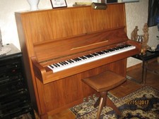 klavier gebrauchtHilger-Piano in Nussbaum satiniert mit Klavierhocker und Lesela