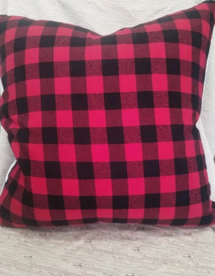 Almohada de Navidad Aspen "Cuddle Weather" roja negra llena de plumas Foto 4 de 4