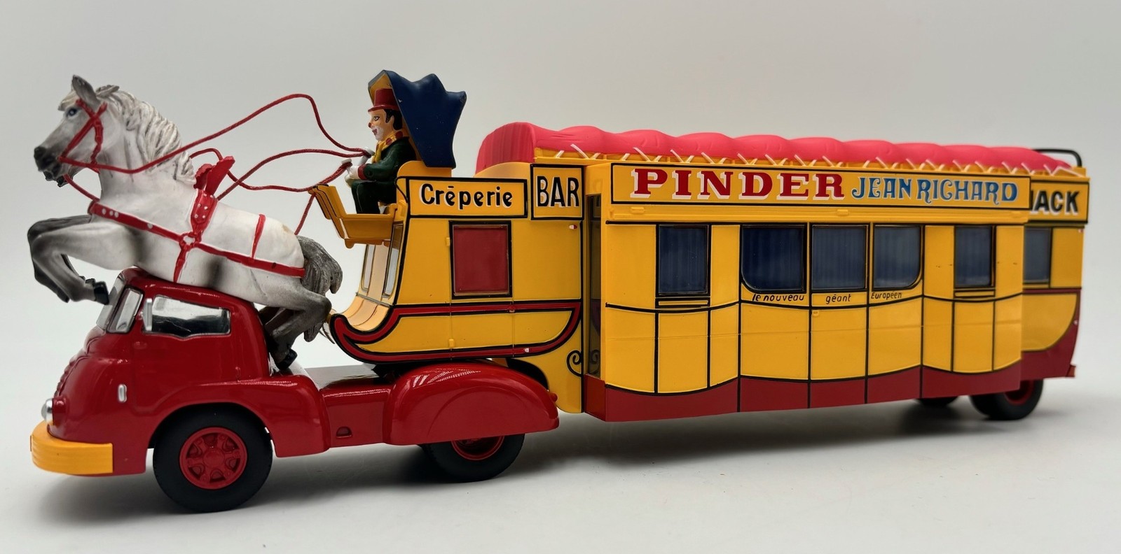 Camion 4x2 Pinder IXO 1/43 avec caravane bar-crêperie Jean Richard miniature