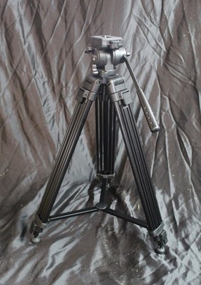 Libec TH-650HD 2-Stage Aluminum Tripod & Video Pan Head with plate a carry bag