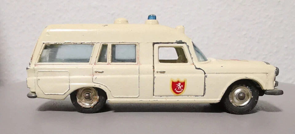 Matchbox King Size No.K 6 Mercedes Binz Ambulanz ohne Trage und Patient ohne OVP - Bild 4 von 4