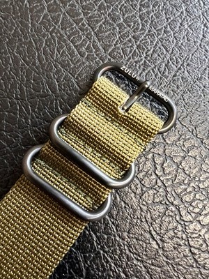 Das ECHTE Zulu  Durchzugsarmband von Maratac USA Fb Khaki mit PVD Schwarze Ringe