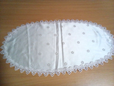Ein weiße Zierdeckchen 30 cm x 56 cm Geschenk Deko Vintage Retro Omas Nachlaß