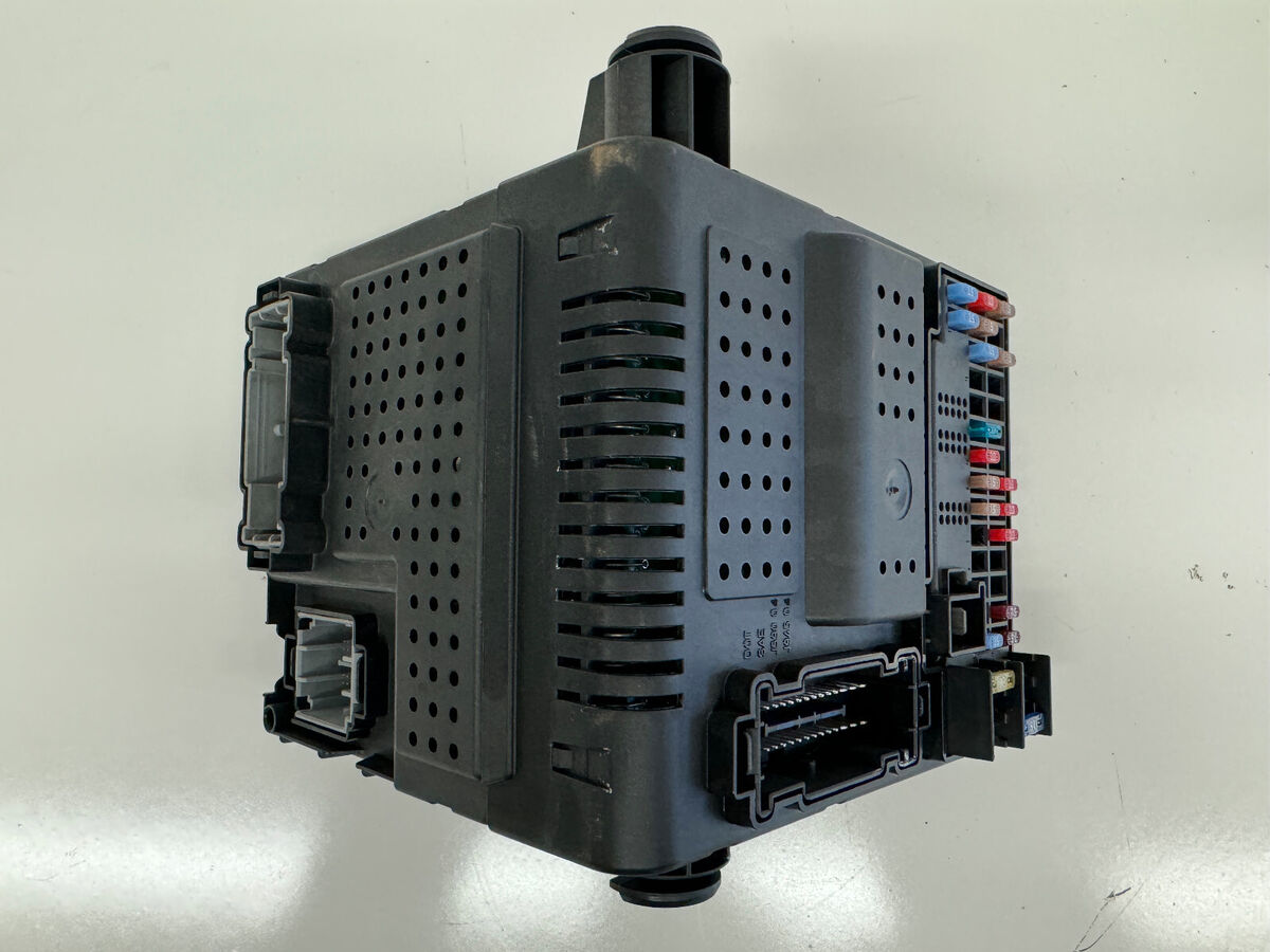 05-09 Volvo S60 V70 XC70 XC90 CEM Central Electrics Module 05-09 Volvo S60 V70 XC70 XC90 CEM Central Electrics Module
