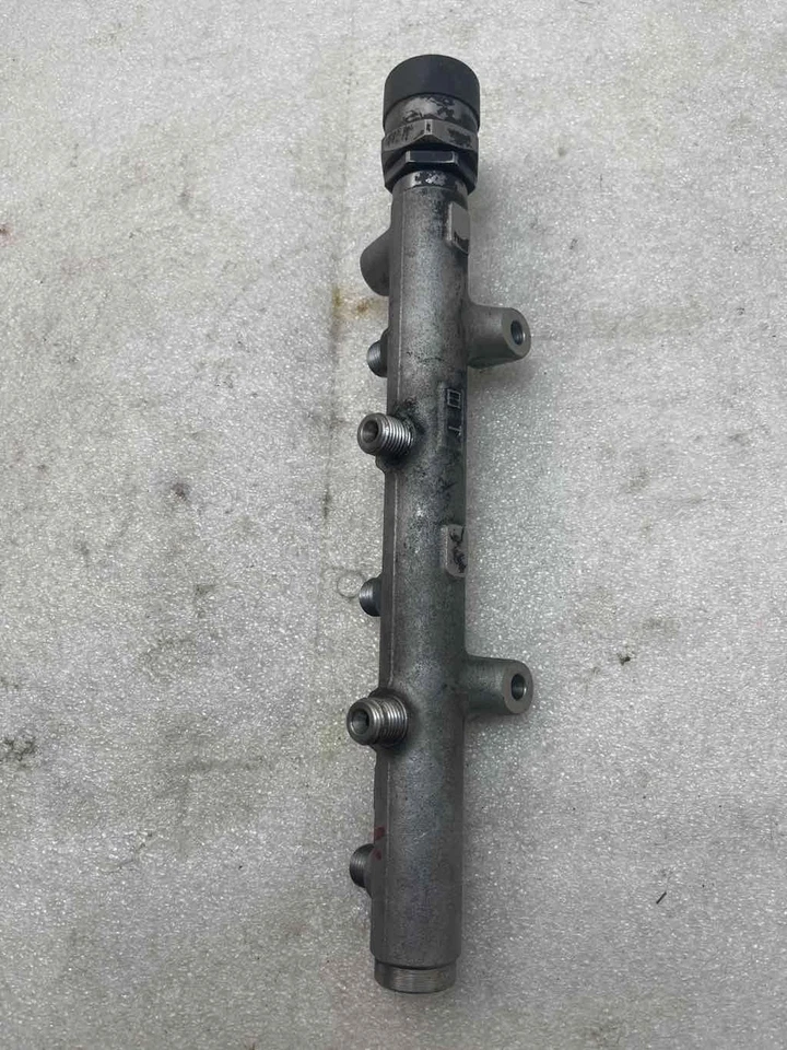 Audi Q7 2009 pieza de inyección de combustible para mano derecha OEM Foto 2 de 3