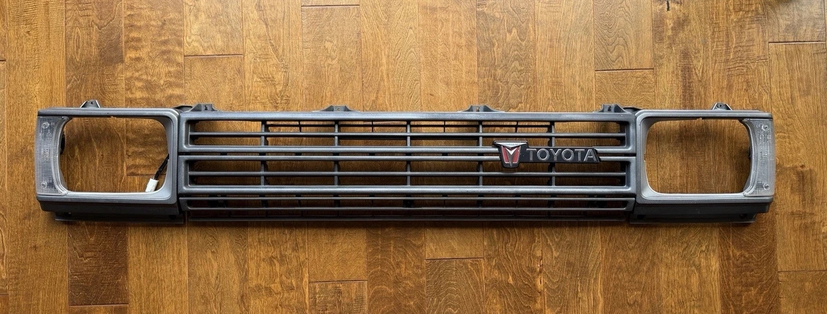 3-Piece Grille Kit For Toyota Pickup 1984-1986 – Includes Corner Lights - View #2