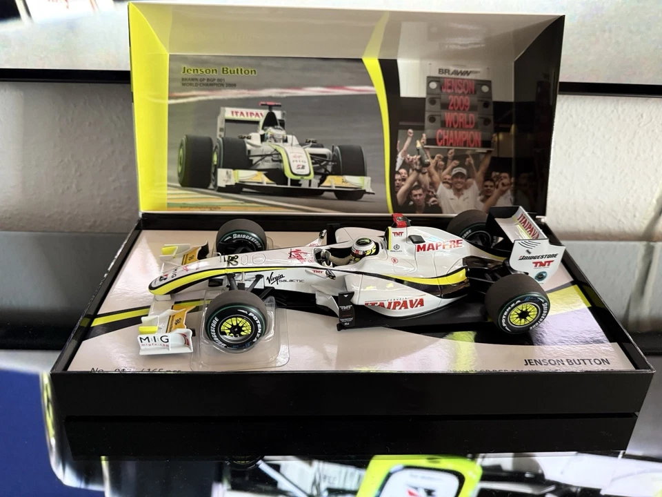 Brawn GP BGP001 Jenson Button Campione del Mondo 2009 MINICHAMPS 1:18 - Immagine 4 di 4