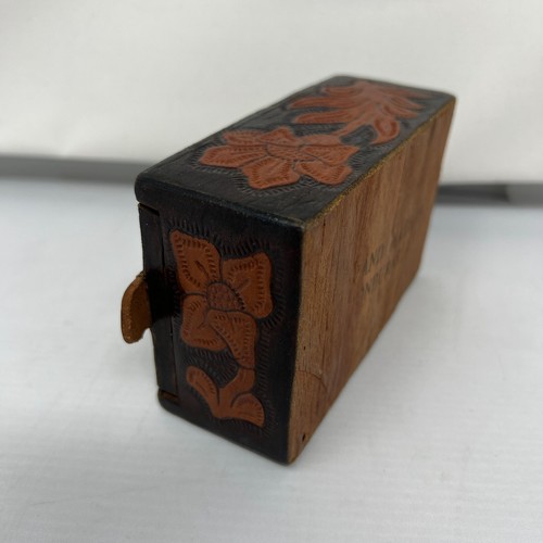 Caja de baratijas de madera y cuero tallada a mano Honduras caja con bisagras florales - Imagen 5 de 7