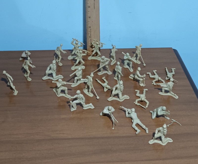 Vintage Lot Of Tan Classic Little Plastic Army Men Soldier Figures 