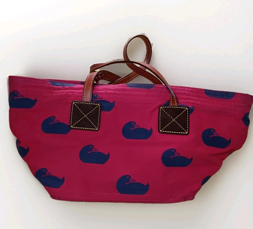 VINTAGE Dooney & Bourke Red & Navy Duck Logo + Charm Quilted Purse Summer Tote - Imagem 3 de 4