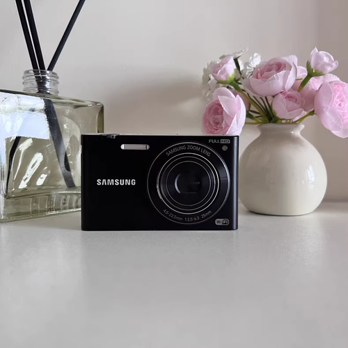 90% NEW Samsung MV900f 16.1MP 5x Optical Zoom Flip-out Touch Screen Camera - Picture 2 of 21