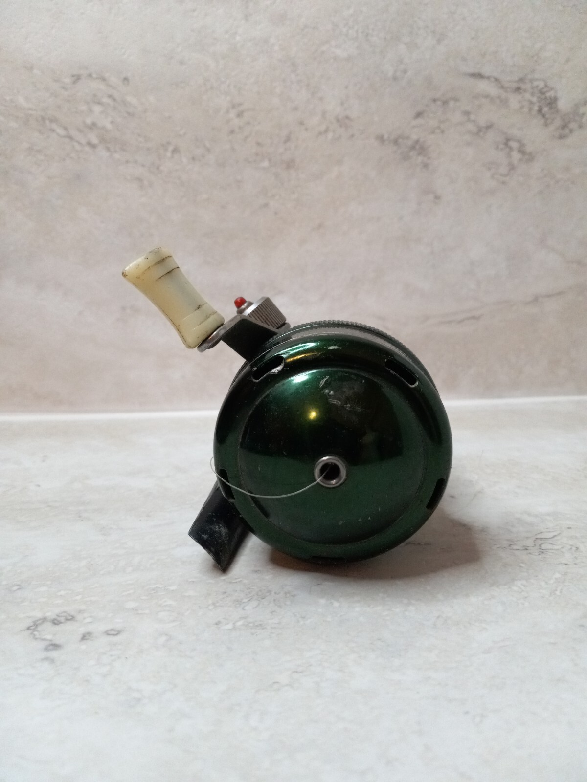 Vintage Johnson 710 reel good shape 