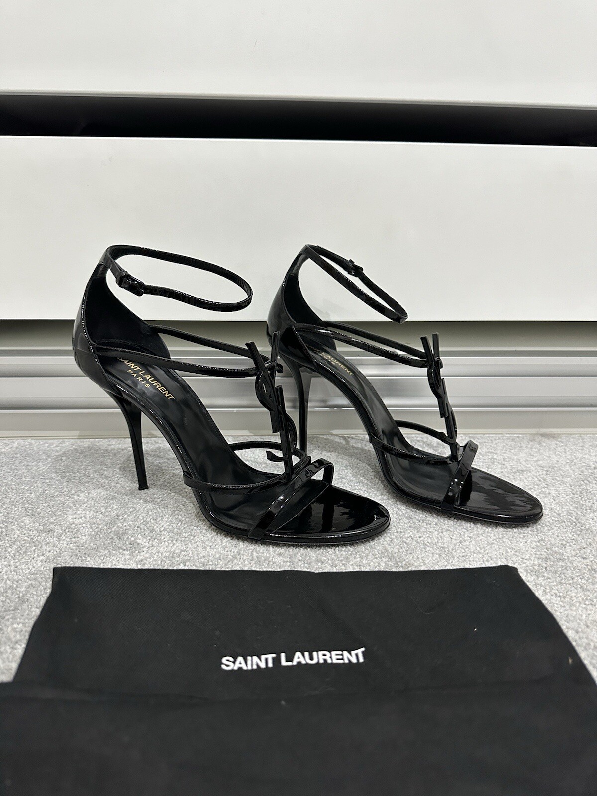 Sandalo con tacco YSL Saint Laurent Cassandra vernice nero EU42 UK9 RRP