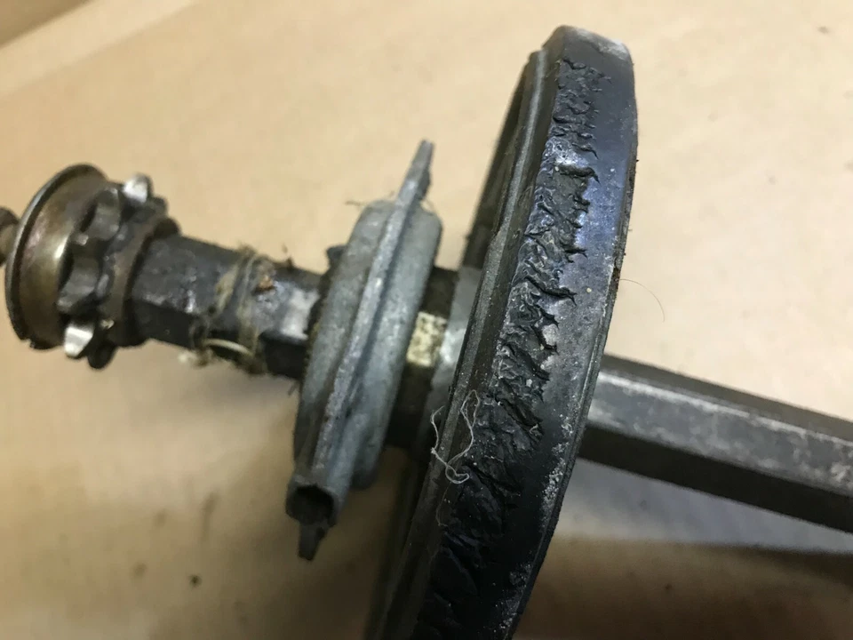 Soplador lanzador de nieve de dos etapas Yard-Man eje hexagonal 13 hp 33 pulgadas Foto 3 de 3