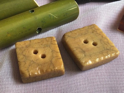 20 Vintage Buttons Bakelite Toggle Reverse Carved Lucite Flowers Glass etc - Picture 11 of 18