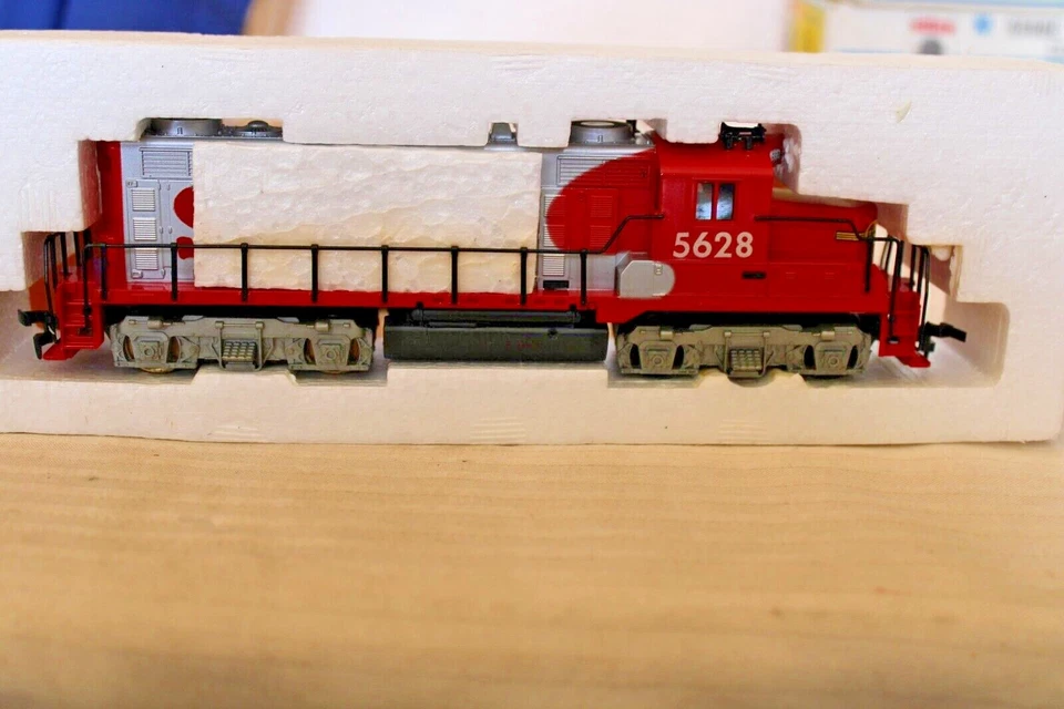 HO Scale Tyco GP20 Diesel Locomotive Santa Fe War Bonnet #5628 Red & Silver - Image 4 of 4