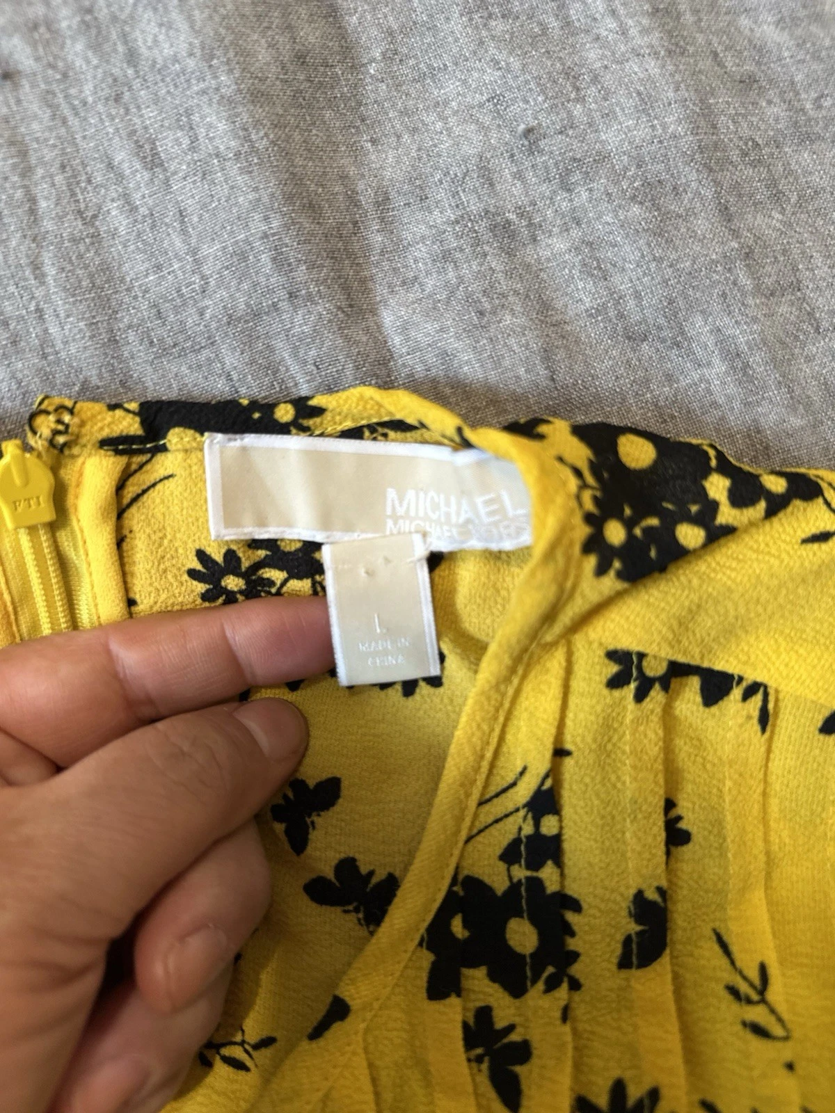 Abito Michael Kors aderente e svasato nero giallo stampa botanica crepe donna plissettato L