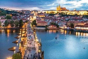 IDA Y VUELTA  4 BILLETES de  Avión Ryanair Madrid Praga 8-11 Octubre.500€ AHORRO
