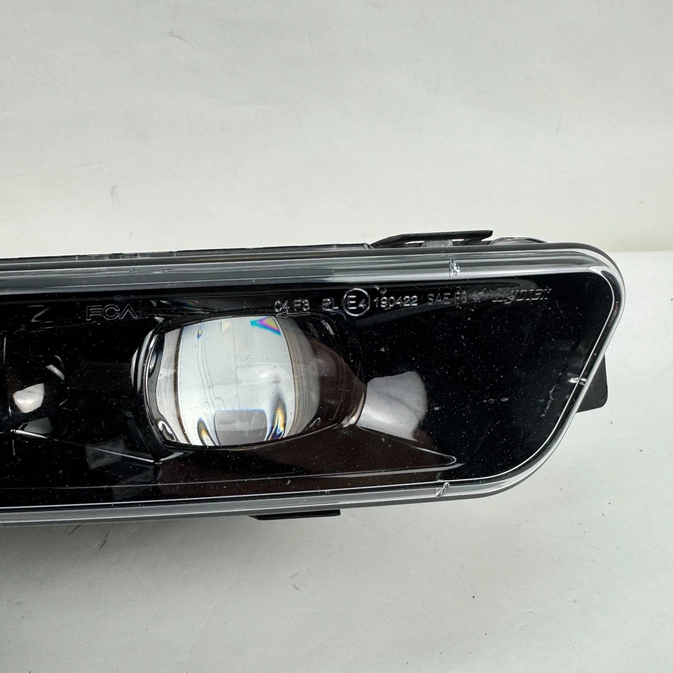 Faro antiniebla LED 68275510AC pasajero derecho OEM 2018-2023 Foto 3 de 4
