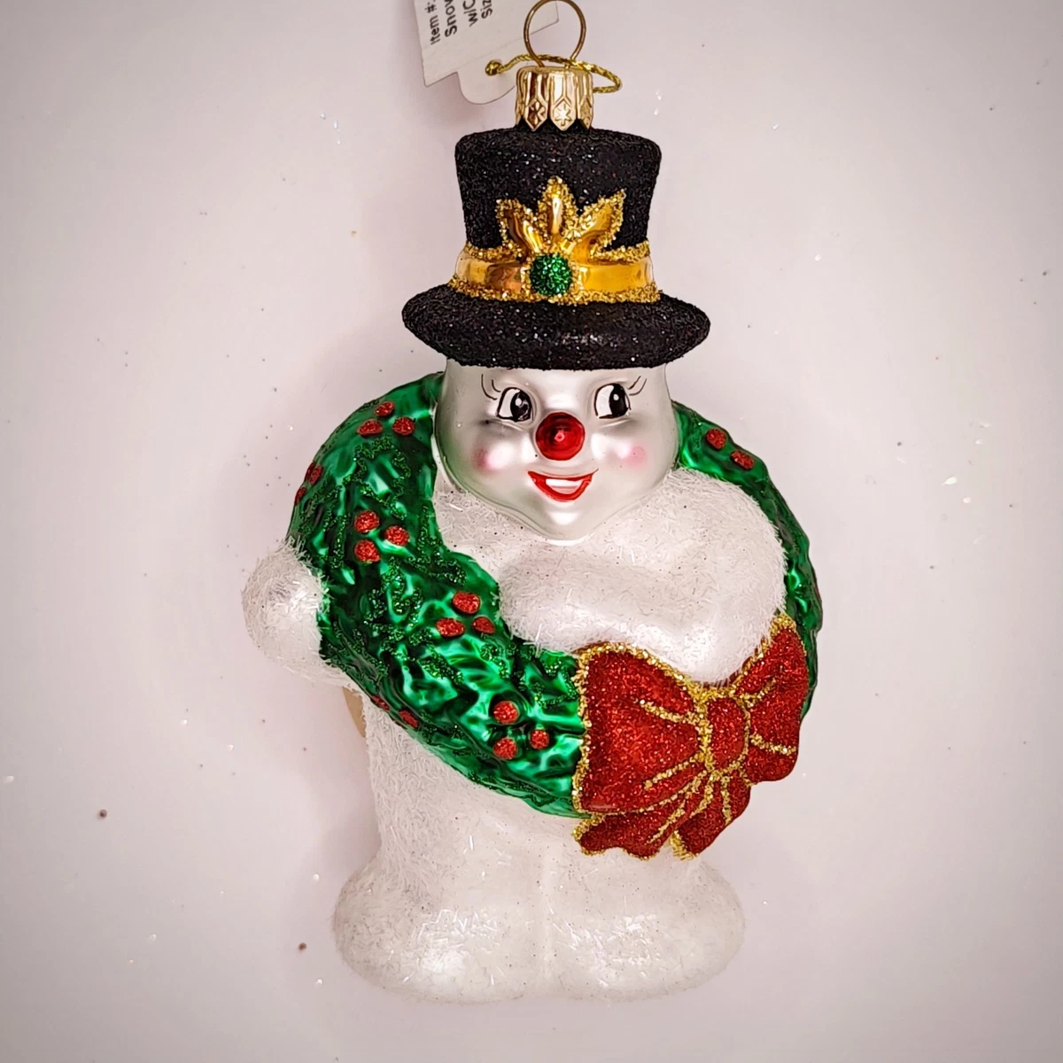 Orso Della Peluche Con Il Fondo Dell'albero Di Natale E Degli Ornamenti
