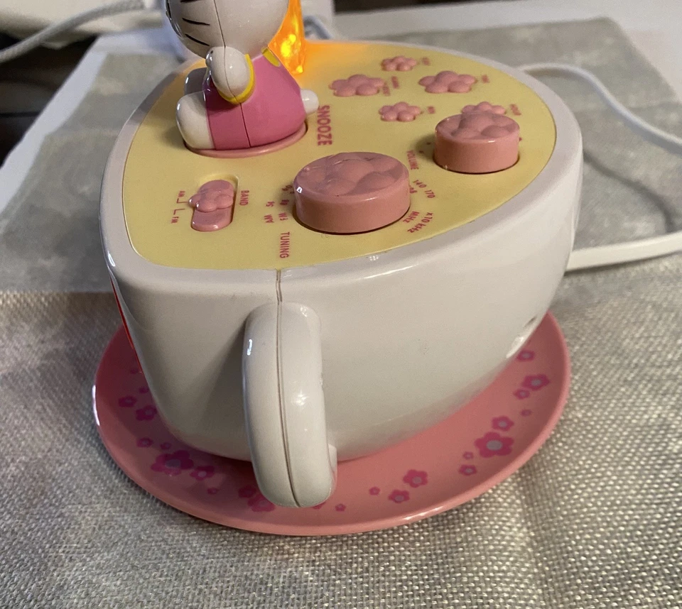 Radio Reloj Despertador Hello Kitty Taza de Té Rosa Limón Luz Nocturna Sanrio 2012, KT2055 Foto 4 de 4