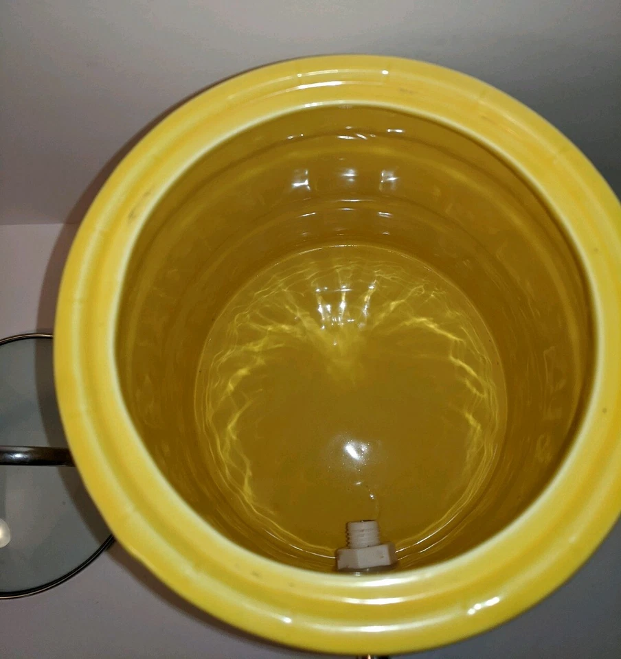 Dispensador de bebidas Home Essentials And Beyond colección de barriles caño amarillo 9" Foto 4 de 4