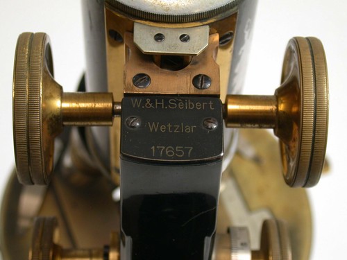 Microscopio de latón antiguo K# SEIBERT Wetzlar microscopio de latón temprano+accesorios - Imagen 11 de 12