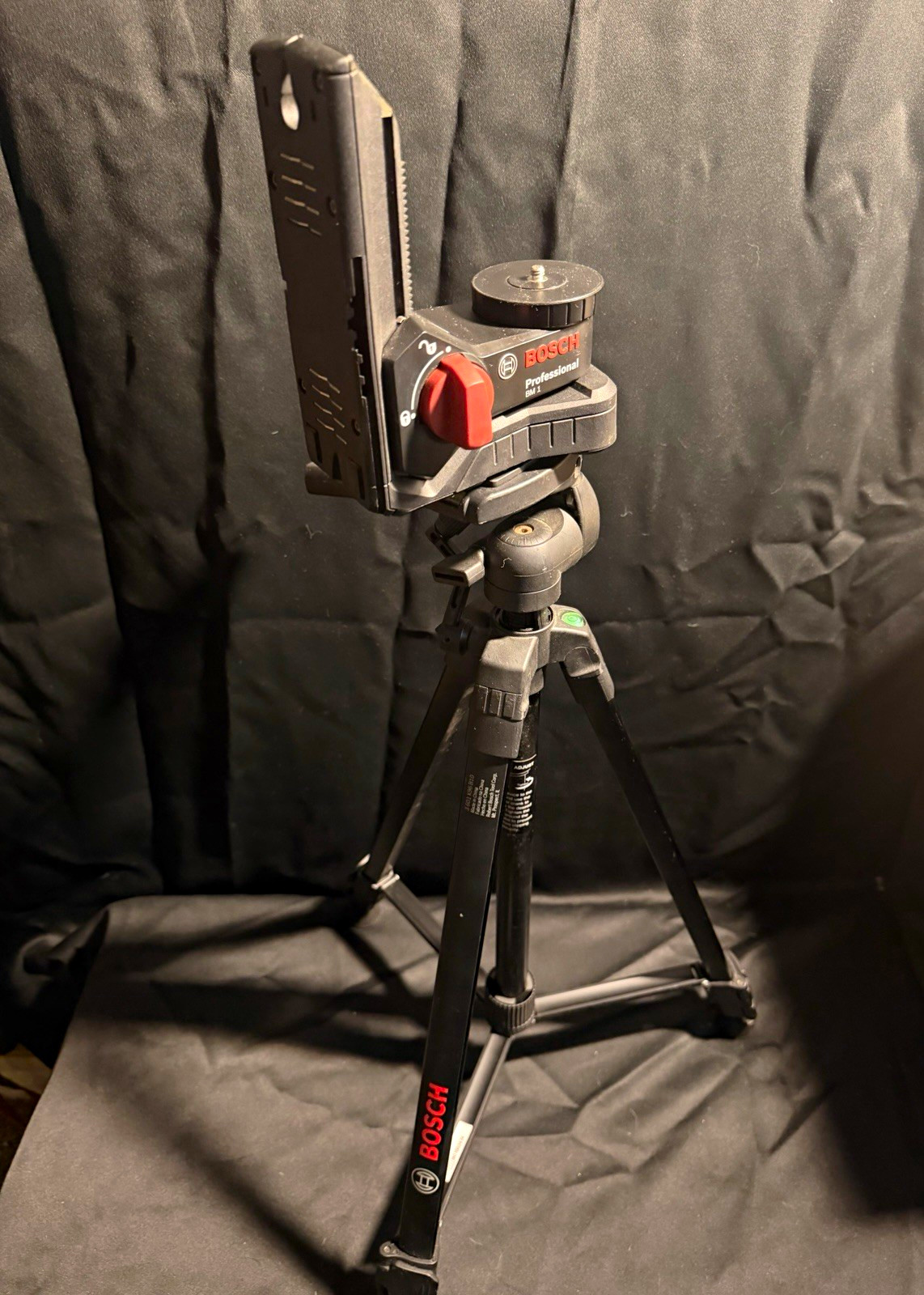 Bosch Professional Tripod 22 in w/ BM 1 Laser Mount Bracket 1/4"-20