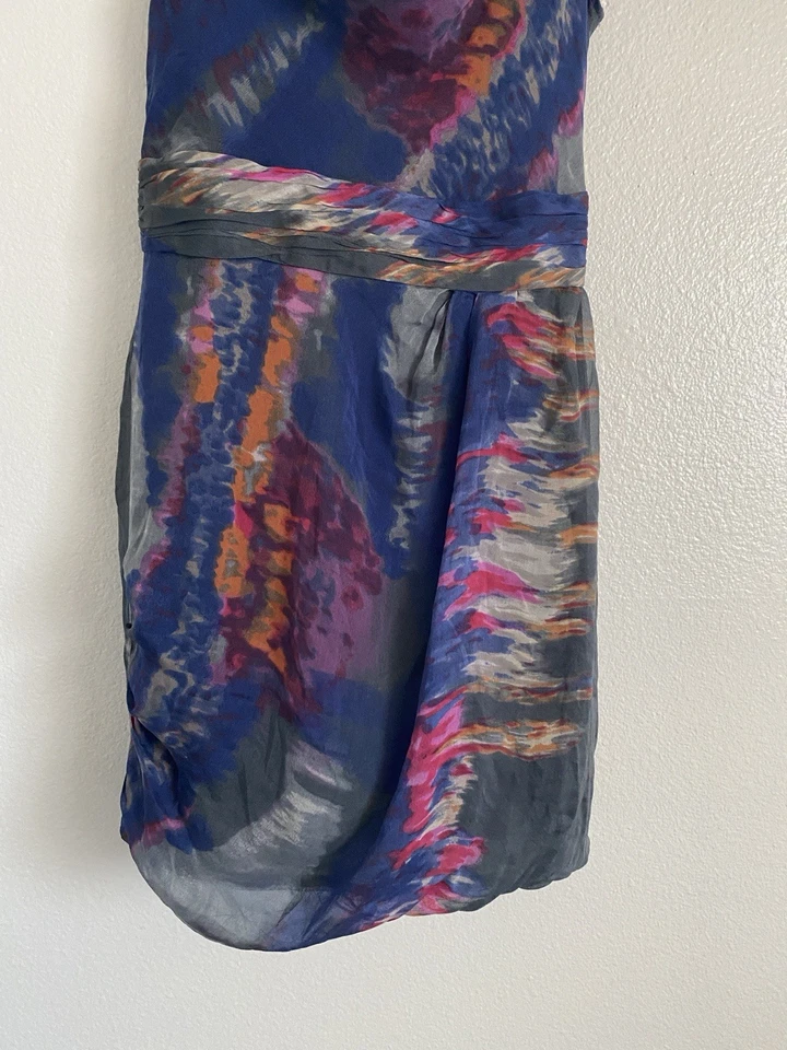 Mini Vestido de Cóctel Andrew Marc Plisado Azul y Rojo Talla 8 Foto 3 de 4