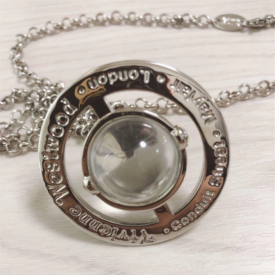 Collar Vivienne Westwood Pequeño Orbe Estrás Plata Casi Como Nuevo Foto 3 de 4