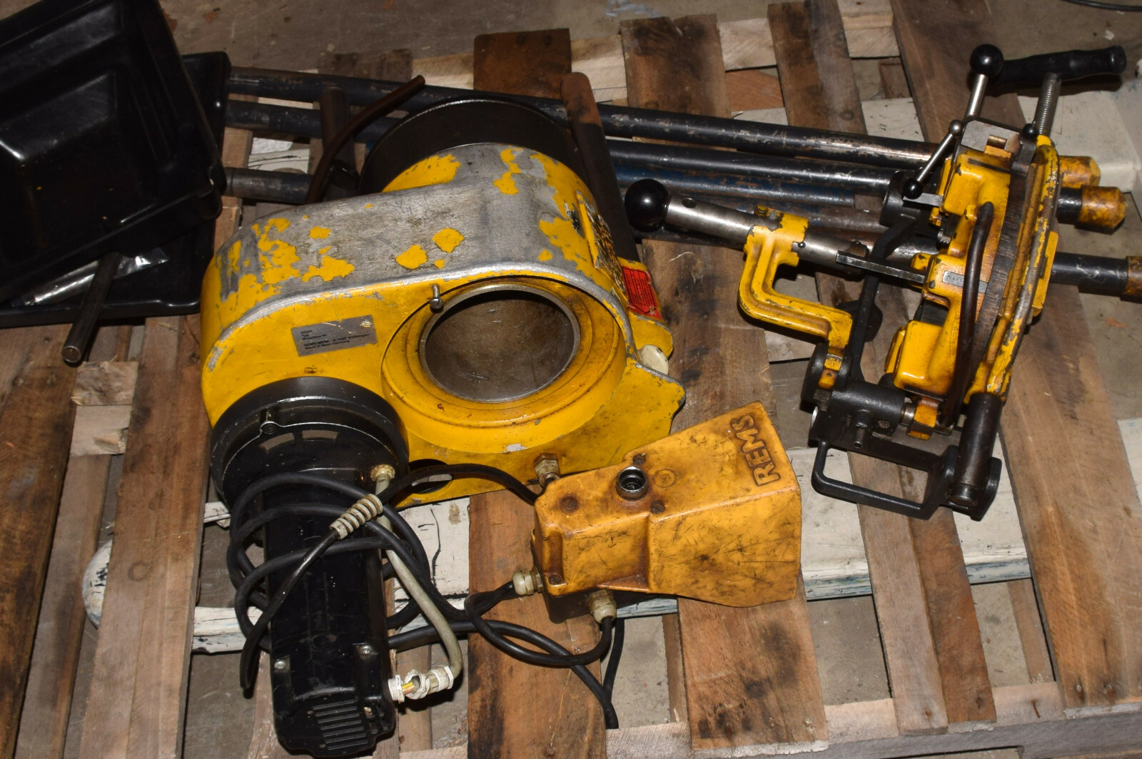 REMS 4000 UP TO 4 INCH PORTABLE POWER PIPE THREADING MACHINE THREADER 