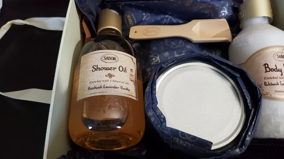 Novo na caixa - Kit Sabon Body Ritual - (3) peças Kit óleo de banho, esfoliante corporal e loção corporal - Imagem 2 de 4