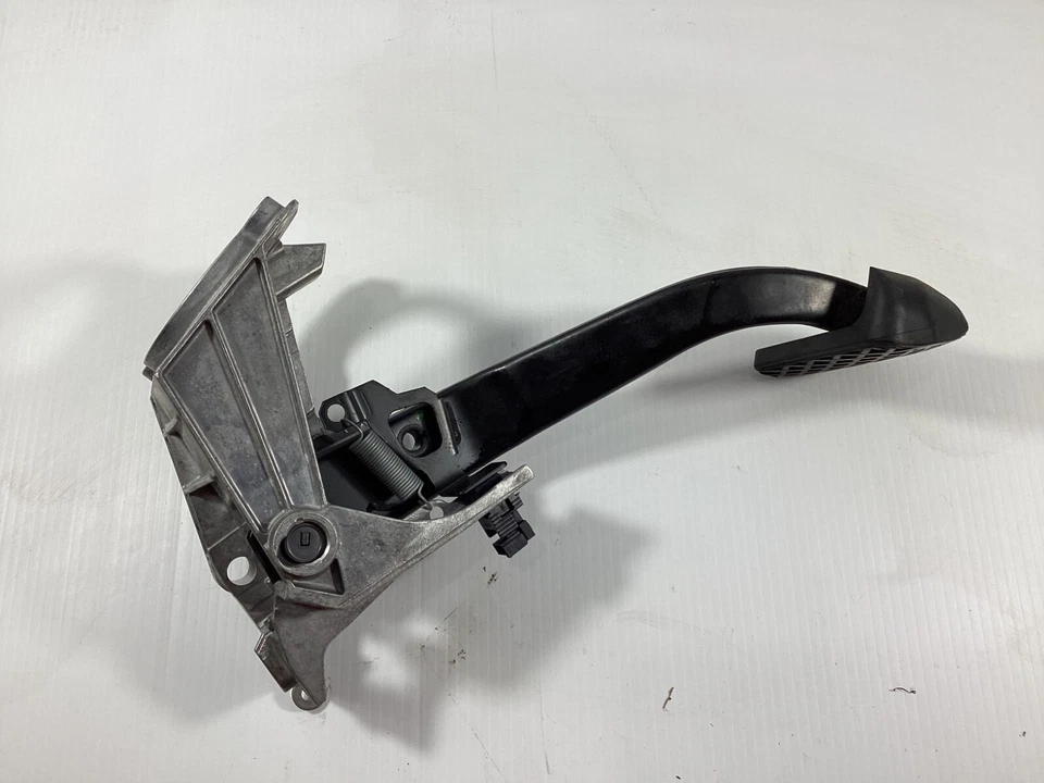 BMW 328I XDRIVE 2009-2013 pedal de freno con soporte de montaje 6751975 OEM. Foto 2 de 4