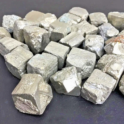 12 Stück natürlicher hochdichter kubischer Pyritstein, Rohgold, unregelmäßiges Erzmineral