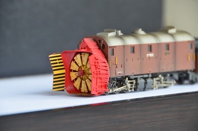 Locomotive H0 Ferro-Suisse 9213 – Déneigeuse RhB Rouge, 1:87, Fine Scale