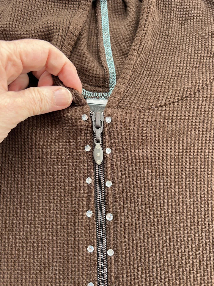 Chaleco Quacker Factory para mujer 1X marrón con capucha cremallera estrás tachuelas traseras cruzadas Foto 3 de 4