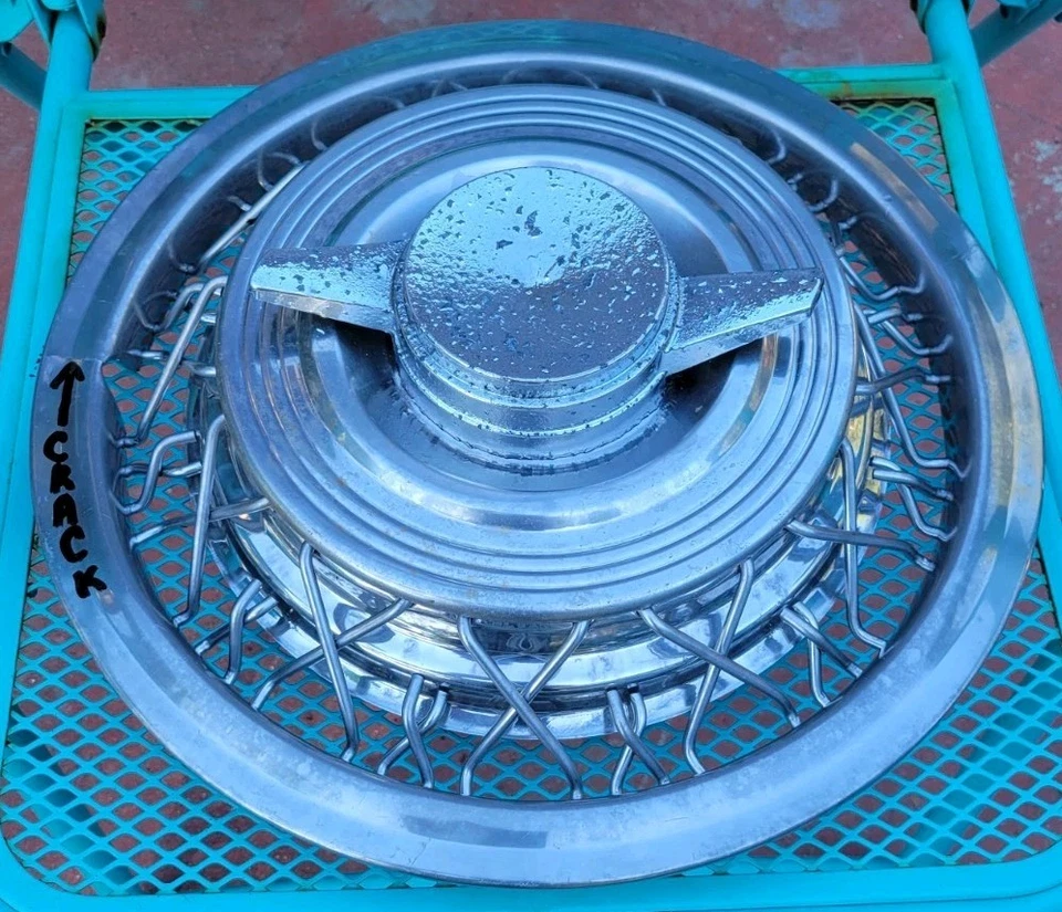 TAPACUBOS DE ALAMBRE 15" 1949-1954 PLYMOUTH USADO OEM TIPO ATORNILLADO TIENE GRIETAS EN EL ANILLO EXTERIOR Foto 2 de 4