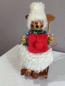 Steinbach Volkskunst Knitting Grandmother Incense Smoker Wood 1994