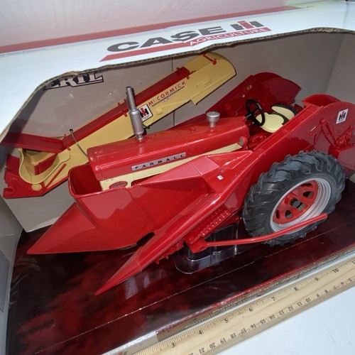Ertl FARMALL MCCORMICK 460 With 2MH Corn Picker Dealer Edition 1/16 14536 2008 - Picture 4 of 8