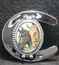 XE05160 NOS VINTAGE 1970s HORSES IN HORSESHOE ANIMAL ARTWORK BELT BUCKLE