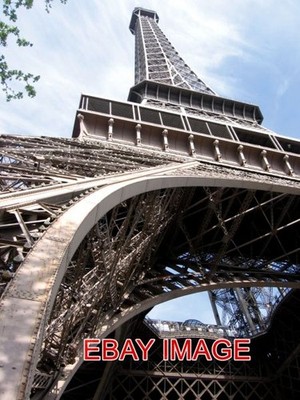 PHOTO  FRANCE (4) THE EIFFEL TOWER IS AN IRON TOWER BUILT ON THE CHAMP DE MARS B