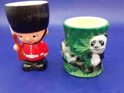 Paar Vintage Kunststoff Neuheit Eierbecher, Beefeater & Pandas, von Wings, Hongkong