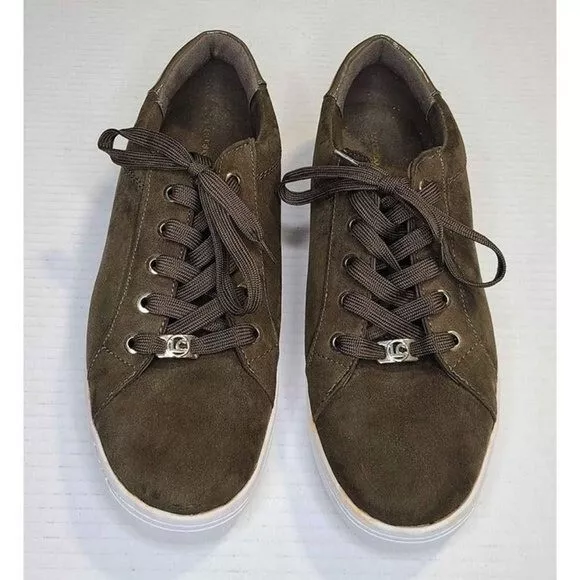 Olive green hot sale sneakers womens outfit