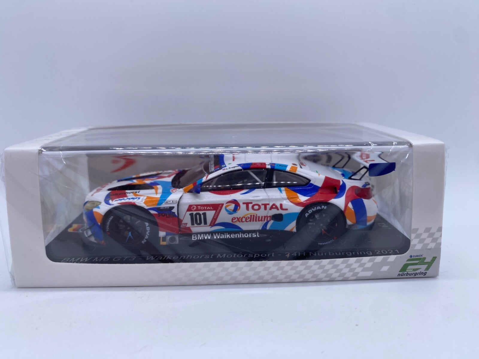 Voiture miniature BMW M6 GT3 pour décoration de bureau de passionné
