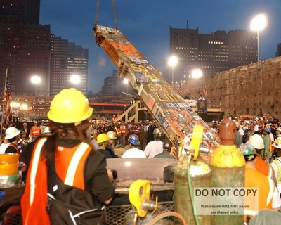 LAST PIECE OF DEBRIS REMOVED ''GROUND ZERO'' SEPTEMBER 11 WTC  8X10 PHOTO (SP-161)