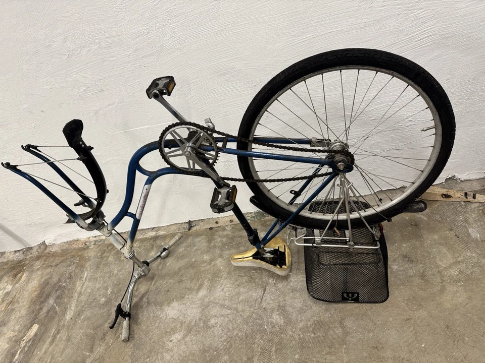 Defektes Fahrrad zum Ausschlachten – Rahmen, Hinterrad, Korb, Pedale