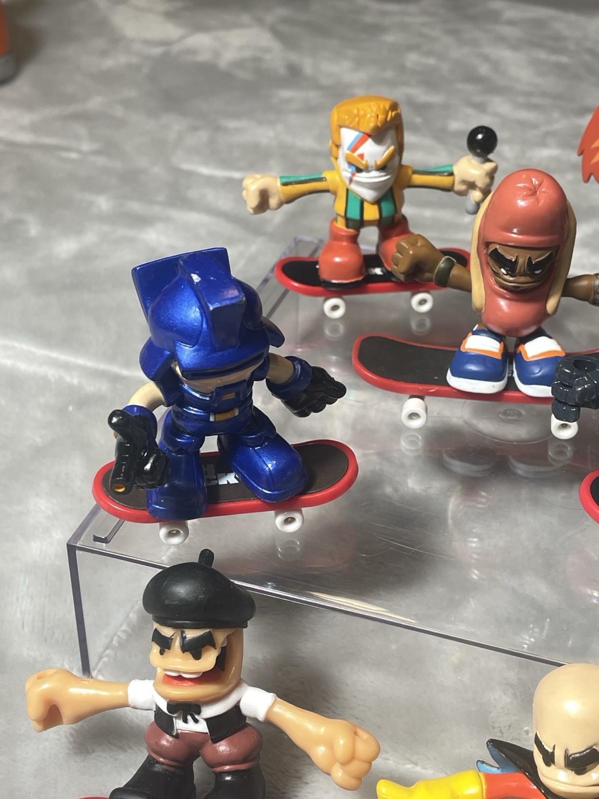 7 FIGURE LOT OF MAGNETIC SKATERS ,VAN  And Accessories FOR TECH DECK COLLECOTRS