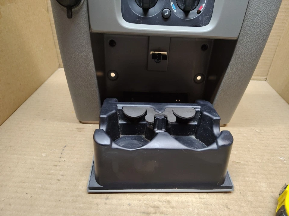 Painel de acabamento de console Ford Expedition 2003-06 com porta-copos 2L1X7804584A - Imagem 3 de 4